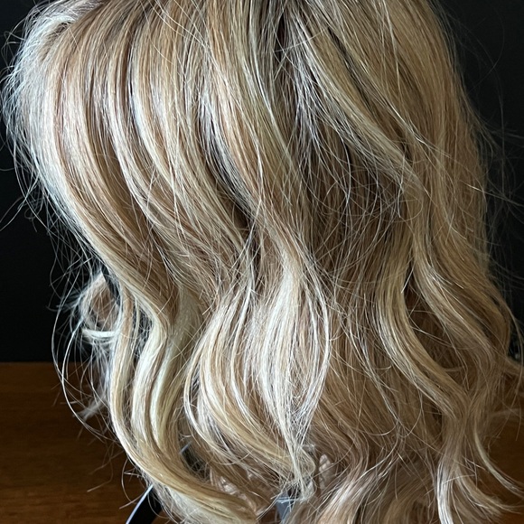 Raquel Welch Simmer Wig-New Never Worn - Picture 2 of 6